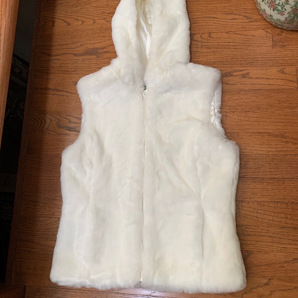 Express - Women’s Faux Fur Hooded Vest - Picture 2 of 5
